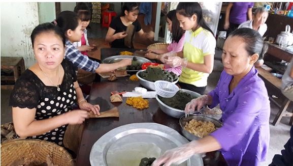 Người dân gói bánh gai dốc Dừa-đặc sản Anh Sơn. Ảnh: HY