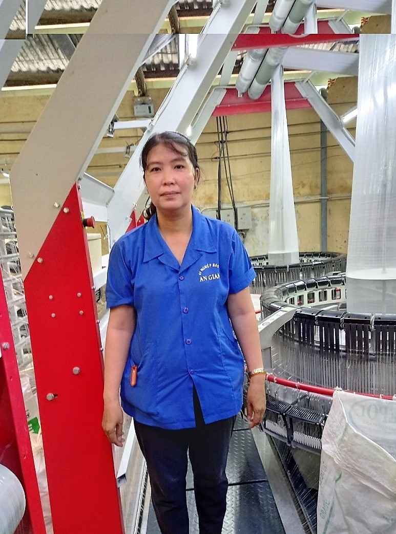 Chị Nguyễn Thị Bích Loan tại phân xưởng sản xuất. Ảnh: Cẩm Tú