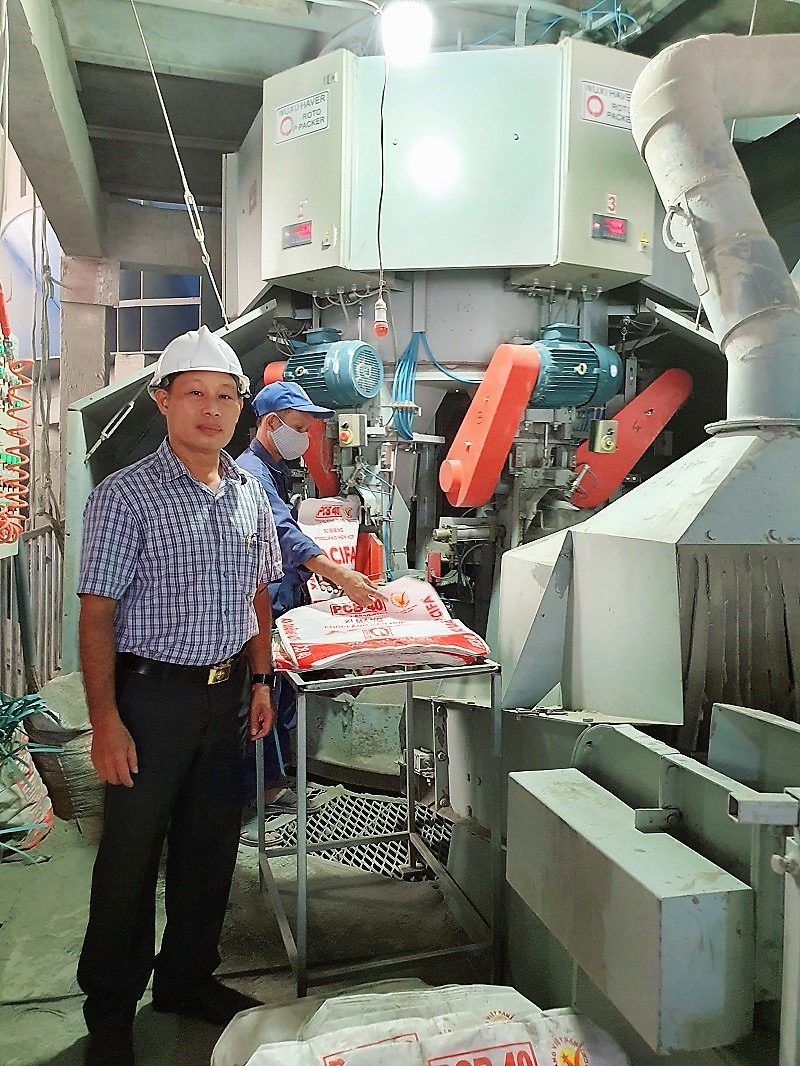 Anh Nguyễn Ngọc Huy bên dây chuyền sản xuất. Ảnh: Cẩm Tú