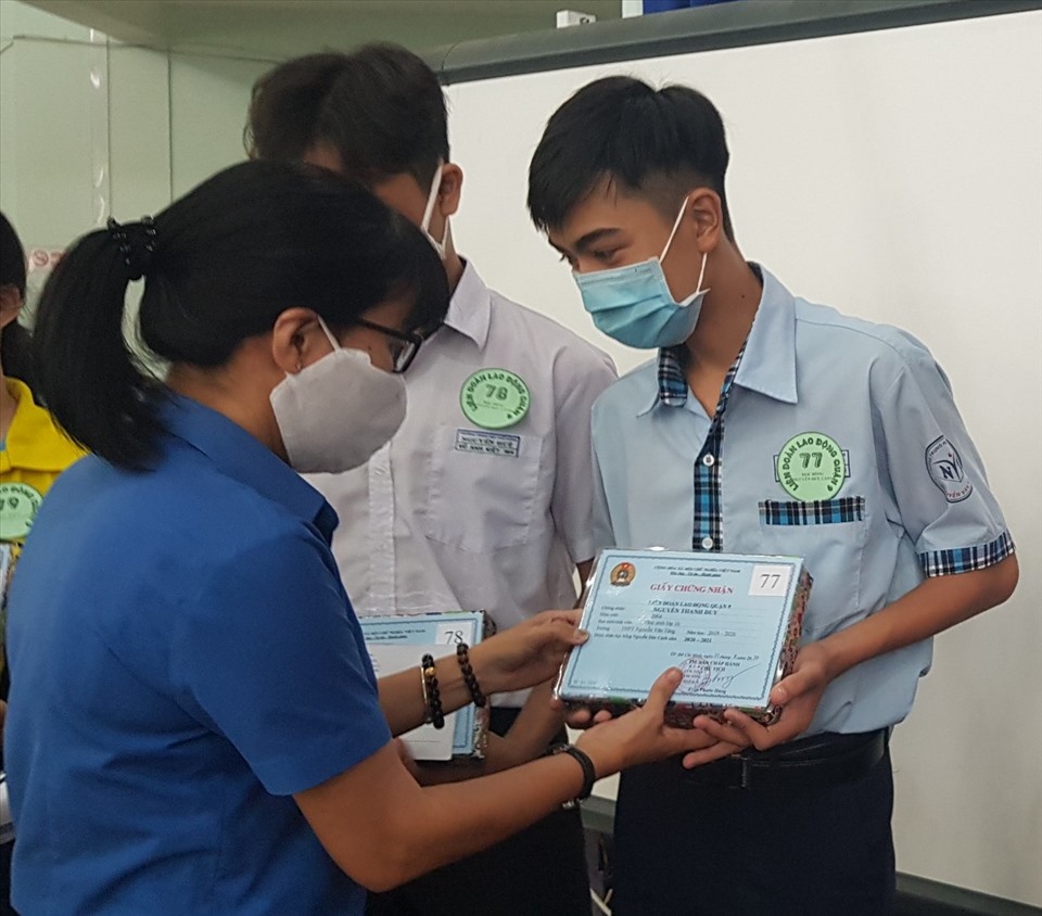 Trao học bổng Nguyễn Đức Cảnh cho con CNVCLĐ có hoàn cảnh khó khăn trên địa bàn Quận 9. Ảnh Đức Long