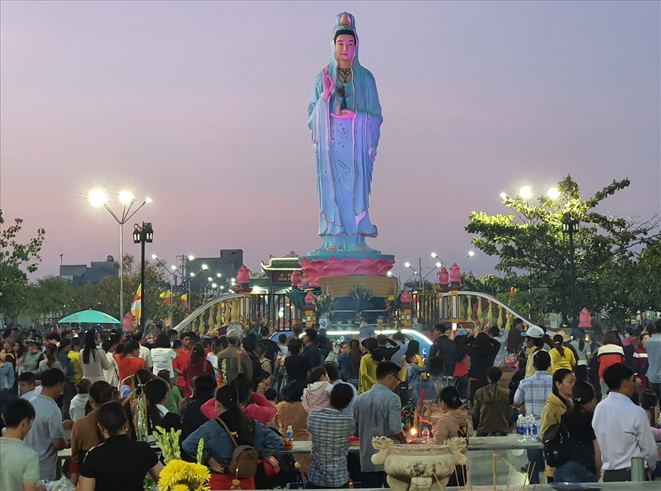 Khu Phật bà Nam Hải vẫn có nhiều người đến viếng hơn là đi du lịch (ảnh Nhật Hồ)