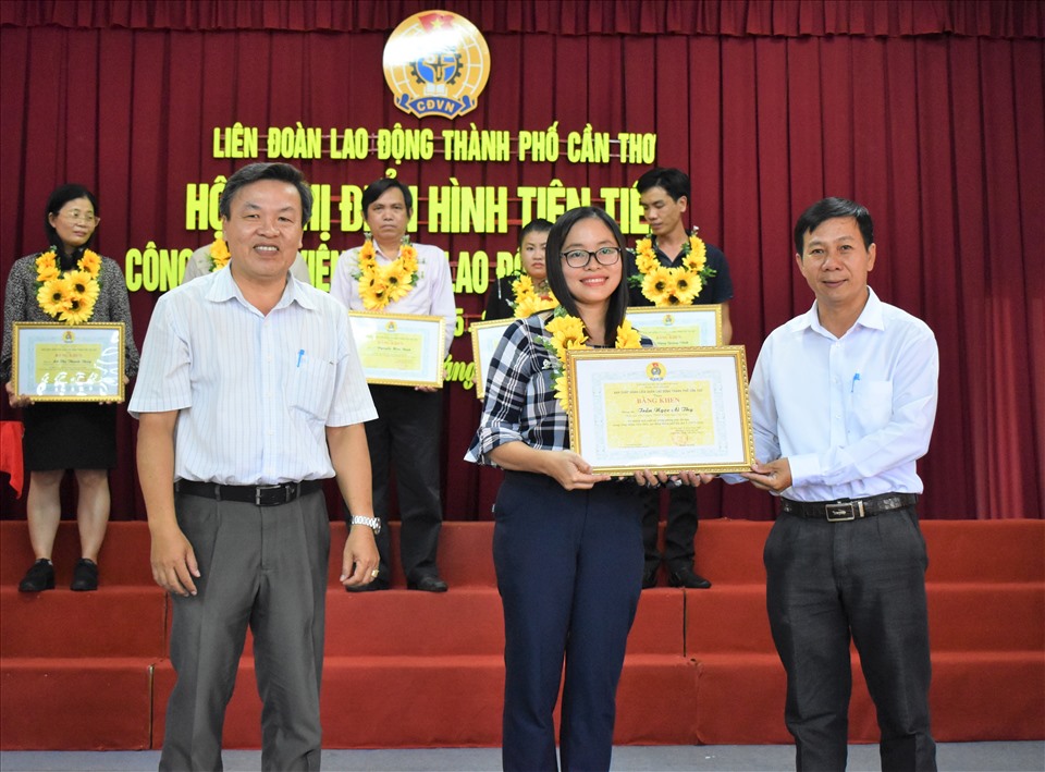 Trao bằng khen của LĐLĐ TP.Cần Thơ cho các cá nhân và tập thể có thành tích xuất sắc trong phong trào thi đua CNVCLĐ thành phô Cần Thơ. Ảnh: Thành Nhân
