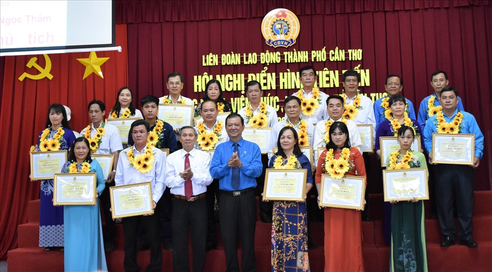 Trao bằng khen của LĐLĐ TP.Cần Thơ cho các cá nhân và tập thể có thành tích xuất sắc trong phong trào thi đua CNVCLĐ thành phô Cần Thơ. Ảnh: Thành Nhân