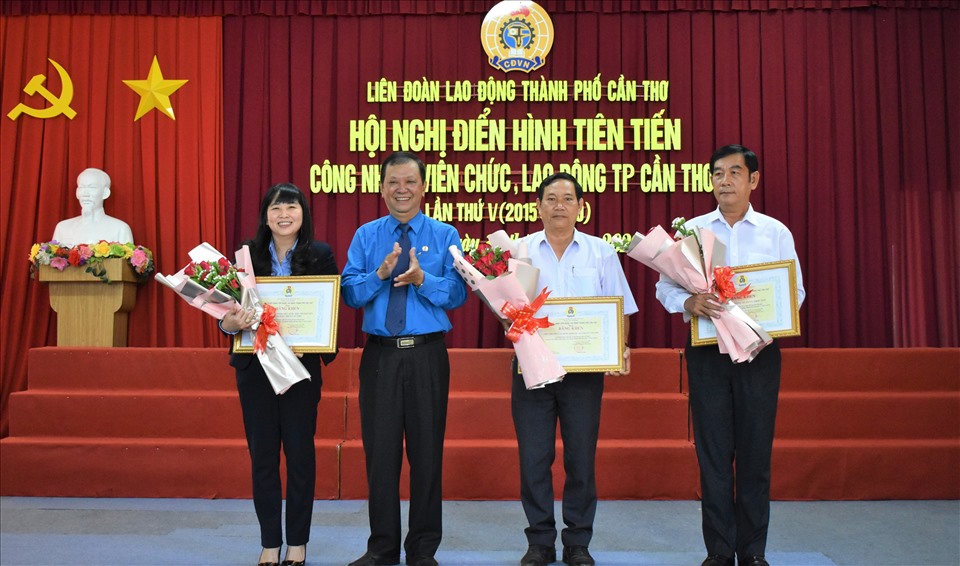 Trao bằng khen của LĐLĐ TP.Cần Thơ cho các cá nhân và tập thể có thành tích xuất sắc trong phong trào thi đua CNVCLĐ thành phô Cần Thơ. Ảnh: Thành Nhân