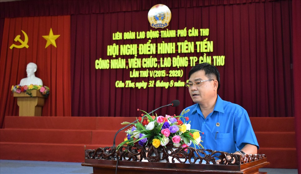 Phó Chủ tịch LĐLĐ TP.Cần Thơ Đoàn Văn Dũng báo cáo tổng kết 5 năm phong trào thi đua trong CNVCLĐ TP.Cần Thơ lần thứ V (2015-2020). Ảnh: Thành Nhân