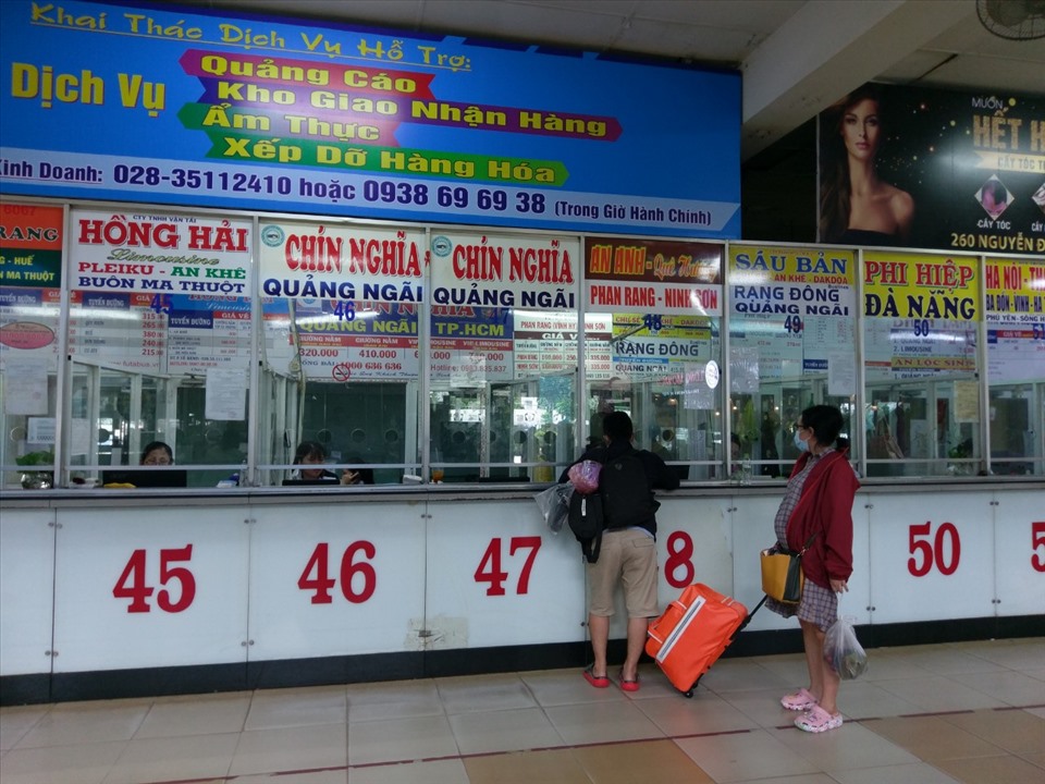 Lác đác hành khách mua vé ở bến xe Miền Đông. Ảnh: Minh Quân