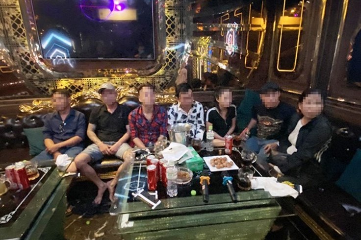 ‘Đột kích’ quán karaoke, phát hiện hàng chục "dân chơi" dương tính ma túy ‘Đột kích’ quán karaoke, phát hiện hàng chục "dân chơi" dương tính ma túy