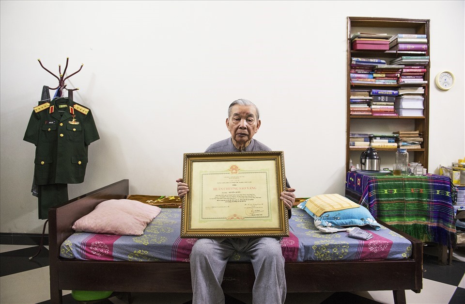 The general's private room was simple.  He is certified by the Gold Star Medal, a noble medal awarded by the president in 2007.