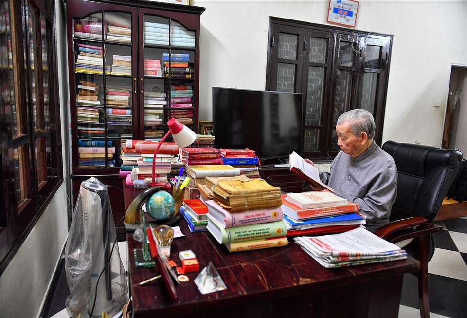 In the morning, General Quyet has the habit of reading books and newspapers.  The book 