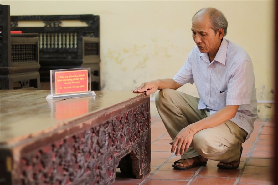 Ông Công Ngọc Dũng (chắt nội của cụ Nguyễn Thị An) giới thiệu chiếc sập
Bác Hồ từng nằm nghỉ ngơi khi ở tại gia đình. Ảnh: Lan Nhi