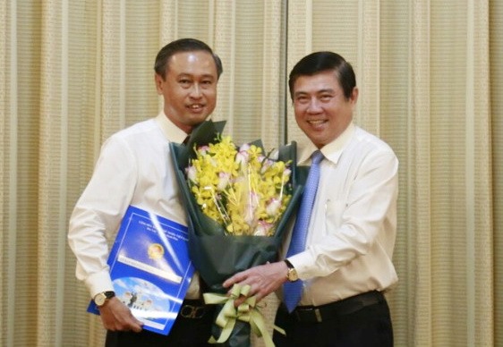 Chủ tịch UBND TPHCM Nguyễn Thành Phong trao quyết định điều động và bổ nhiệm cho ông Huỳnh Thanh Nhân. Ảnh: Tá Lâm