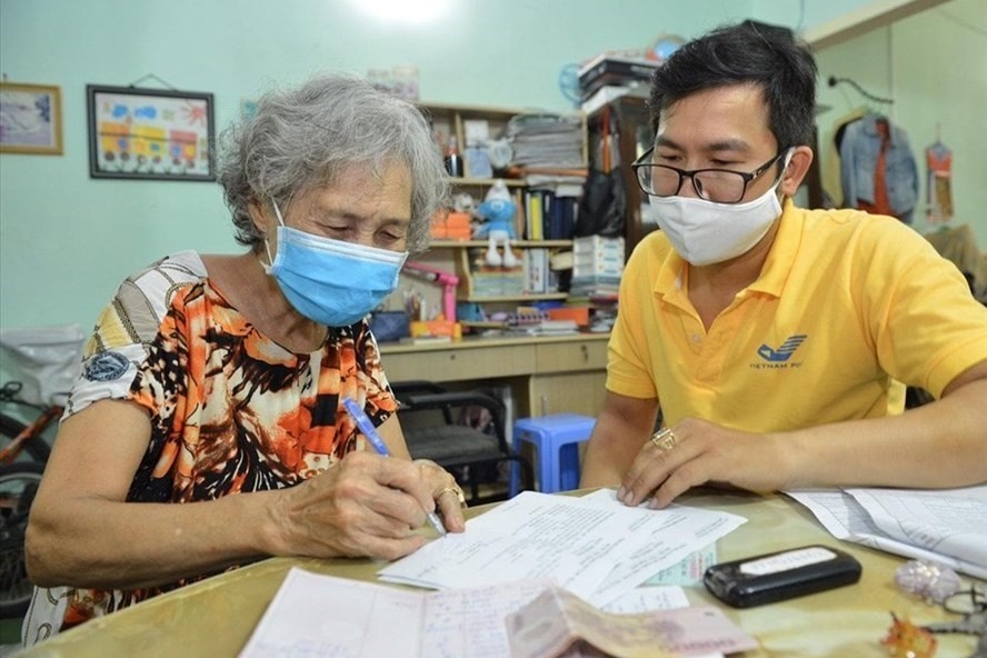 Người dân nhận lương hưu tại nhà. Ảnh BHXH VN cung cấp.