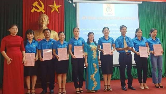 Nhân dịp này, Liên đoàn Lao động huyện Hương Sơn đã trao các quyết định sáp nhập 18 công đoàn cơ sở trường học thành 7 công đoàn cơ sở trực thuộc LĐLĐ huyện. Ảnh: CĐ.