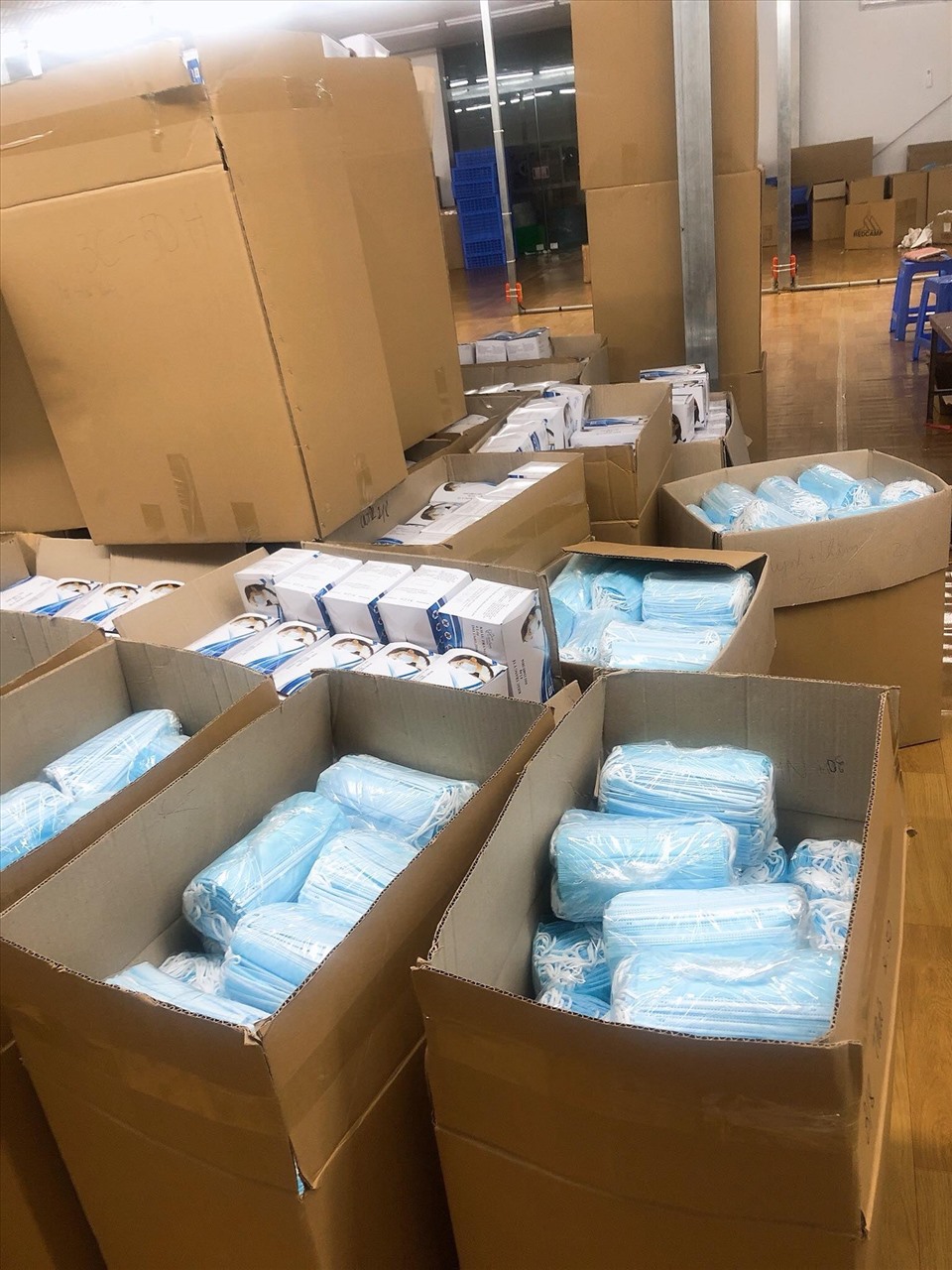 Theo cơ quan chức năng, mỗi chiếc máy dập khẩu trang thế này, 1 giây sẽ sản xuất được trung bình được 1 chiếc khẩu trang. Ảnh: Tùng Lâm