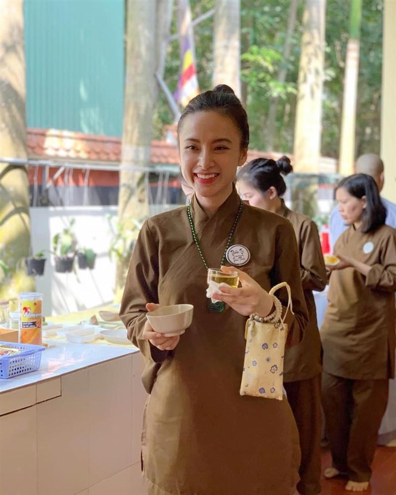 Cô giản dị trong trang phục phật tử. Ảnh: NSCC