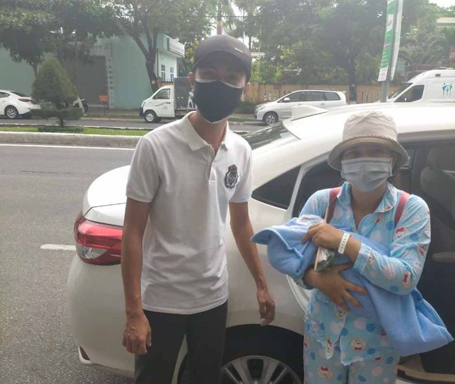 Niềm vui của sản phụ được hỗ trợ miễn phí giữa mùa dịch. Ảnh: NV