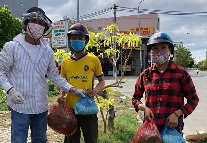 Người dân vui vẻ nhận những phần thực phẩm. Ảnh: NV