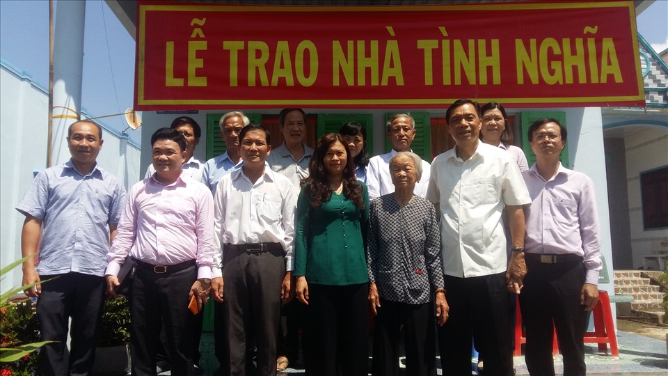 Gia đình chính sách trong huyện được trao “Nhà tình nghĩa“. Ảnh: K.Q
