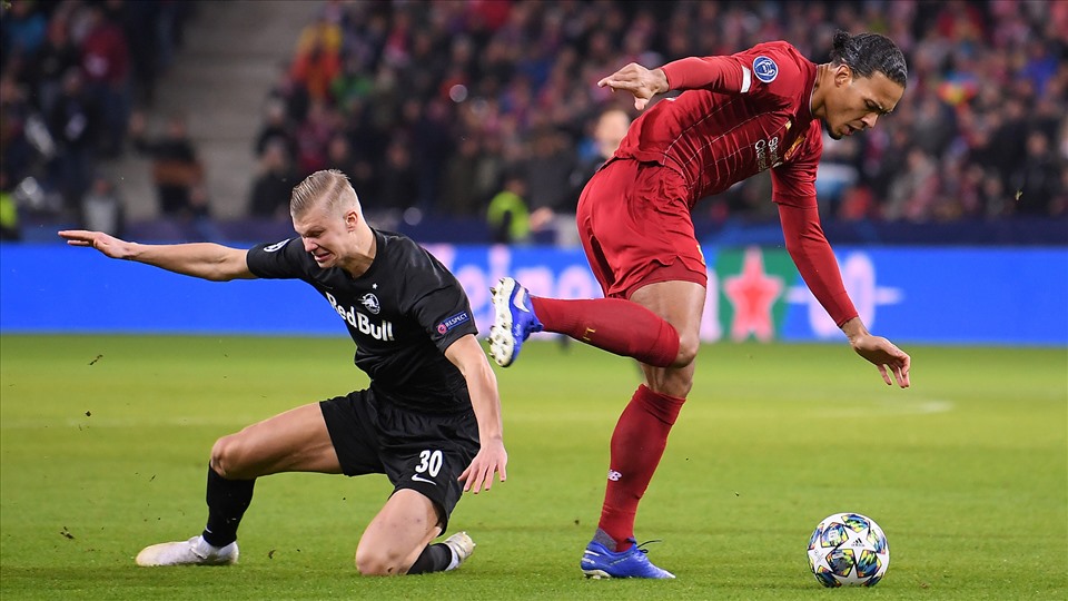 Các tiền đạo được khuyến khích đối mặt với Van Dijk nhiều hơn. Ảnh: Goal.com