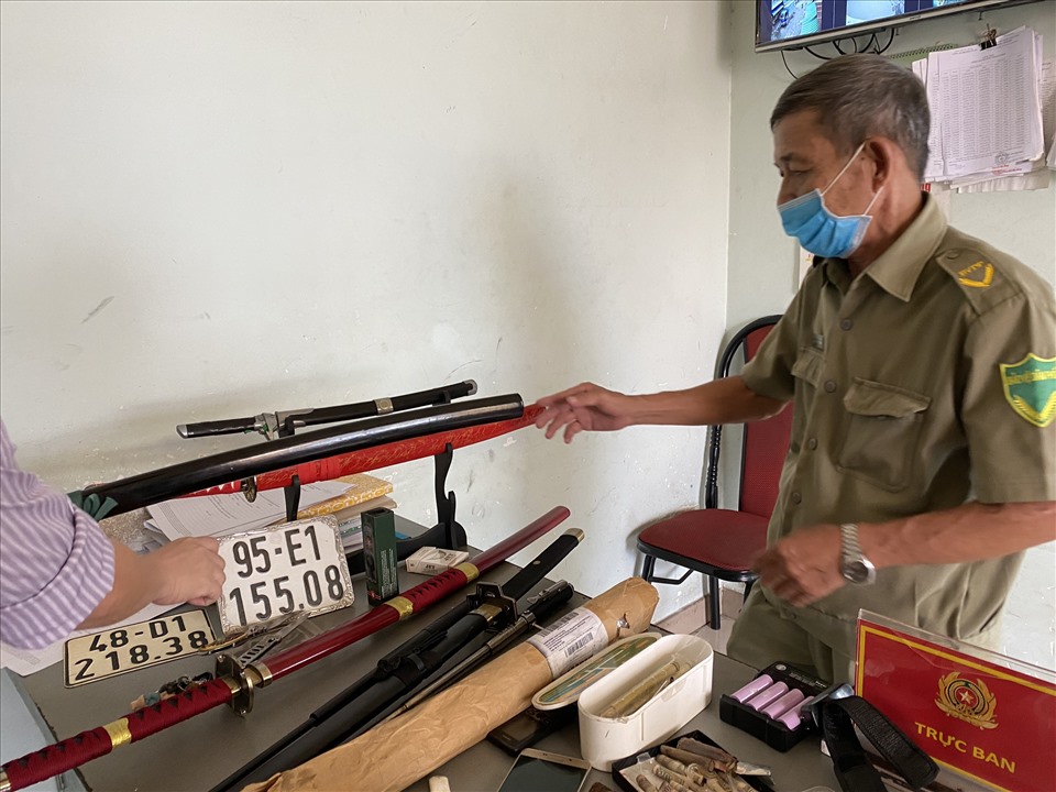 Công an đang lập hồ sơ xử lý đối tượng theo đúng quy định pháp luật. Ảnh: Dương Bình