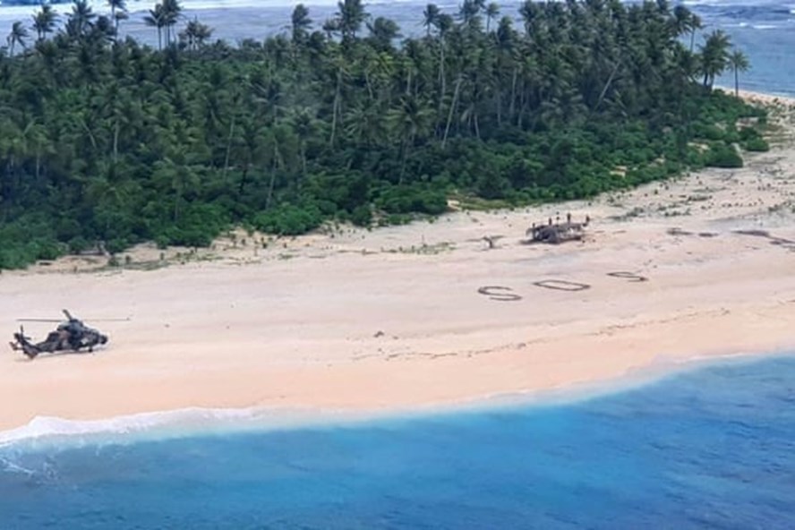 Dòng chữ SOS khổng lồ cứu mạng 3 thủy thủ mắc kẹt trên đảo hoang. Ảnh: Lực lượng Quốc phòng Australia.