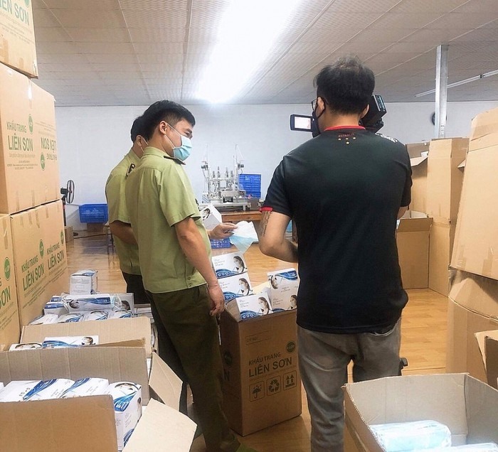Lực lượng chức năng tạm giữ 500.000 chiếc khẩu trang có dấu hiệu không đạt tiêu chuẩn chất lượng.