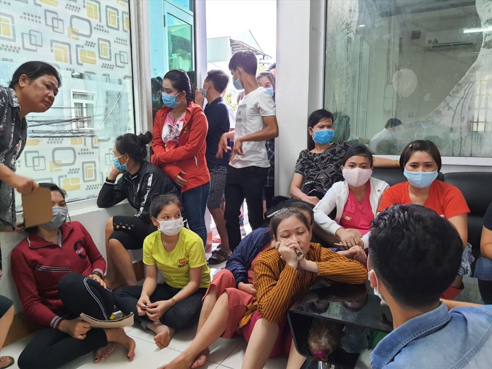 Các công nhân ngừng việc, chờ cơ quan chức năng giải quyết. Ảnh Nam Dương