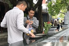 Đi chùa cầu an nhưng "quên" đeo khẩu trang phòng dịch