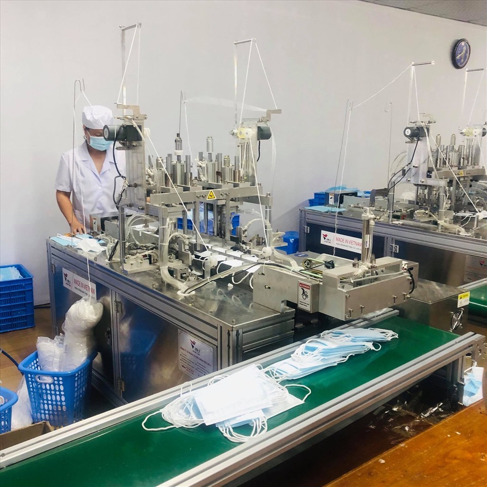 Theo cơ quan chức năng, mỗi chiếc máy dập khẩu trang thế này, 1 giây sẽ sản xuất được trung bình được 1 chiếc khẩu trang. Ảnh: Tùng Lâm