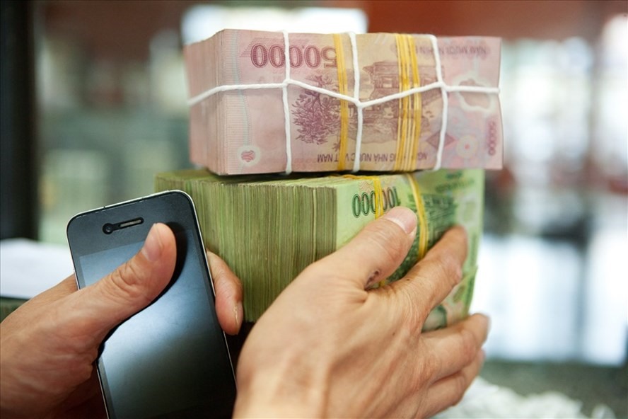 Tại một số ngân hàng, lãi suất huy động cao hơn tới 1,7% so với nhiều ngân hàng khác. Ảnh: LDO