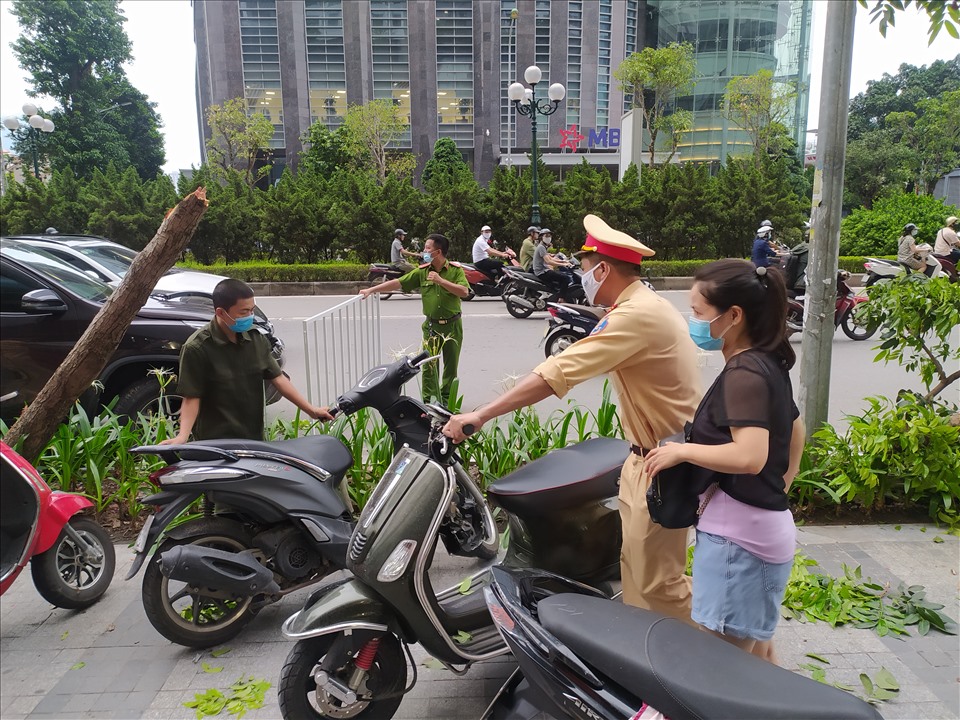 Những xe máy hư hại được cảnh sát giao thông di chuyển. Ảnh: Tạ Quang