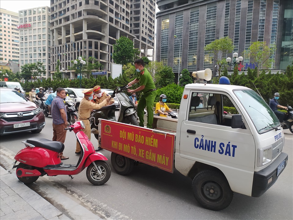Cảnh sát đem xe về điều tra. Ảnh: Tạ Quang