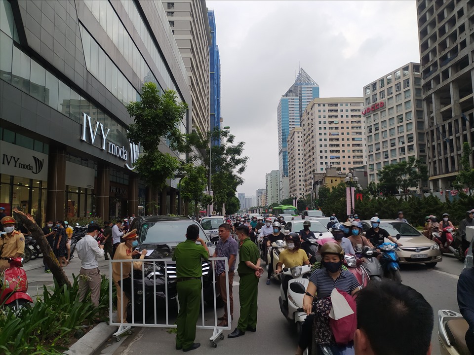 Ô tô đang được giao thông điều tra thông tin. Ảnh: Tạ Quang