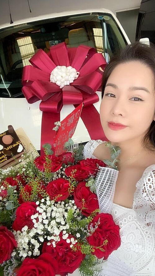Nhật Kim Anh cho biết cô thấy hạnh phúc khi rước xế hộp này về nhà. Ảnh: NSCC