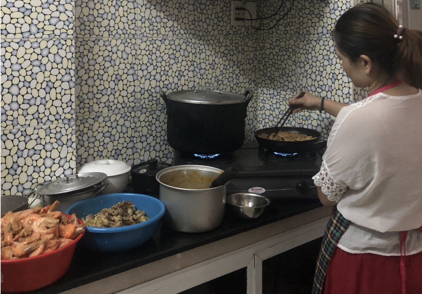 Thành viên trong nhóm chuẩn bị cơm từ sáng sớm. Ảnh: NVCC