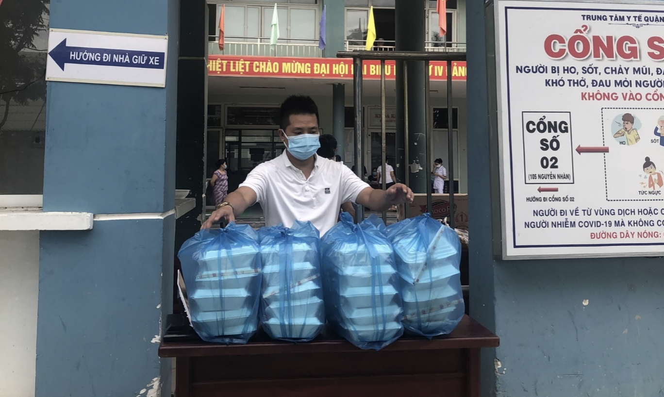 Các y tá của bệnh viện sẽ luân phiên nhận cơm và đưa vào phòng bệnh cho bệnh nhân. Ảnh: NVCC