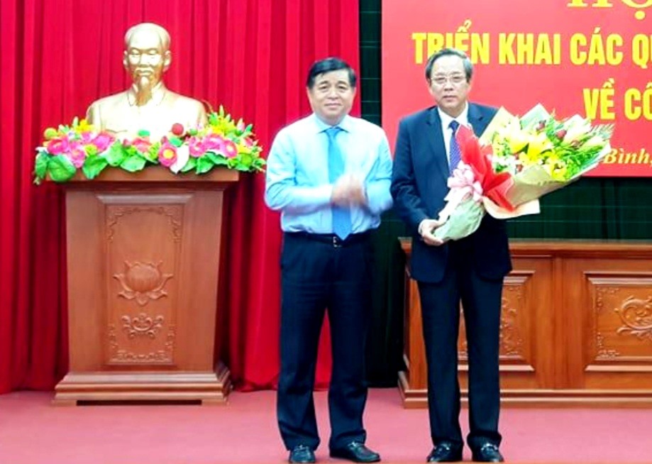 Ông Hoàng Đăng Quang (bên phải) nhận quyết định làm Phó Ban Tổ chức trung ương. Ảnh: LPL