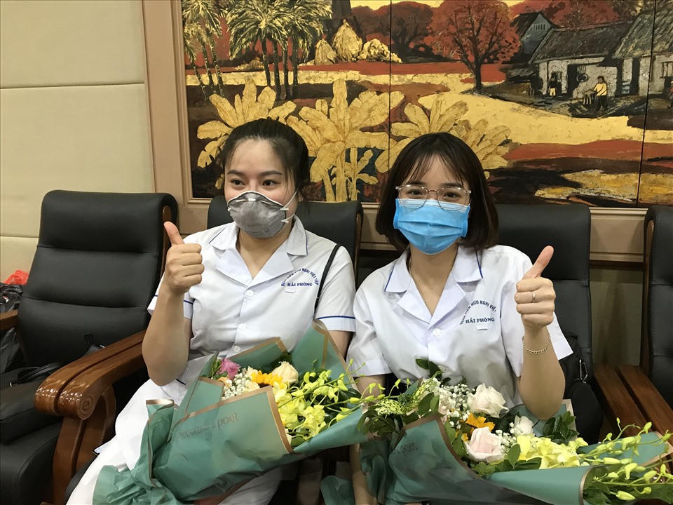 Các y bác sĩ phấn khởi trước giờ lên đường. Ảnh Mai Dung