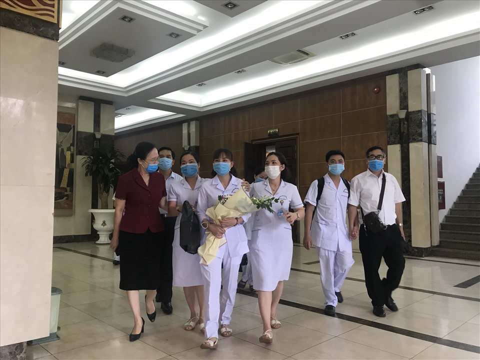 Lãnh đạo thành phố động viên các bác sĩ trước giờ lên đường. Ảnh Mai Dung
