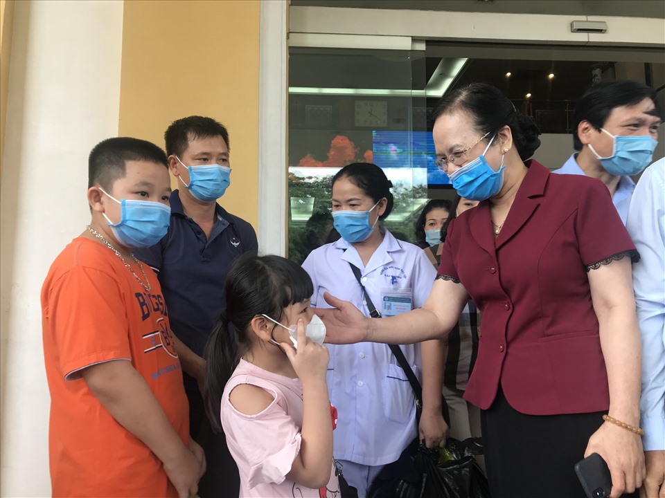 Gia đinh các bác sĩ cũng có mặt trước giờ lên đường. Ảnh Mai Dung