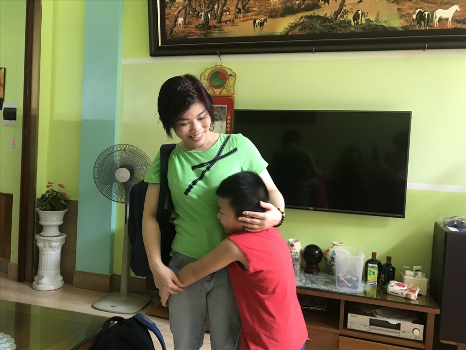Phút chia tay của bác sĩ Phạm Thị Anh Tú với gia đình. Ảnh Mai Dung