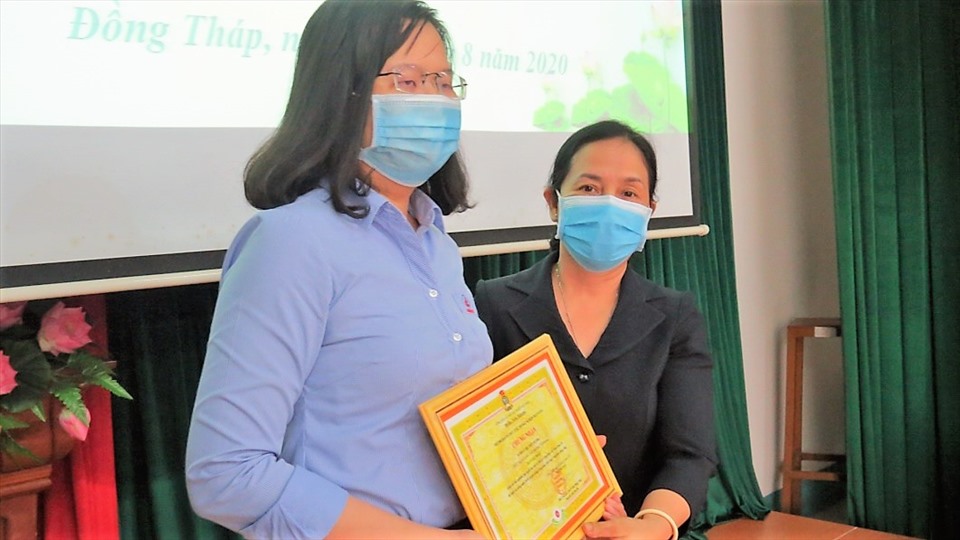 Bà Nguyễn Thị Thu Ba, Phó Chủ tịch LĐLĐ tỉnh Đồng Tháp - Trưởng Ban Tổ chức cuộc thi - trao giải nhất cho thí sinh Phan Thị Thùy Dương. Ảnh: Lưu Hùng