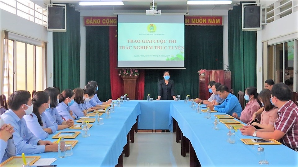 Bà Nguyễn Thị Thu Ba, Phó Chủ tịch LĐLĐ Tỉnh - Trưởng Ban Tổ chức cuộc thi, phát biểu tại buổi trao giải. Ảnh: Lưu Hùng