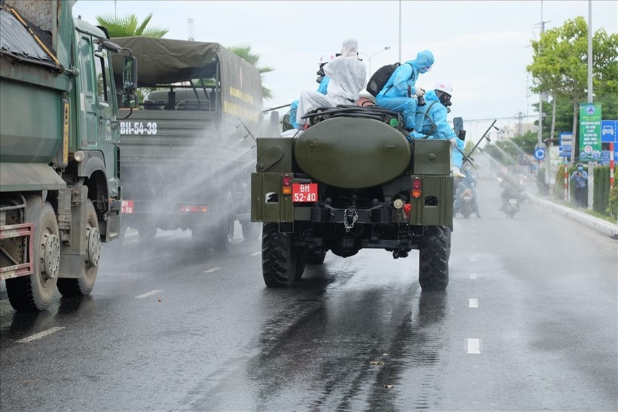 Quân đội phun khử khuẩn tất cả các tuyến đường lớn nhỏ thuộc quận Sơn Trà (Đà Nẵng). Ảnh: Mai Hương