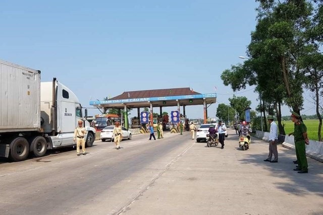 Trạm thu phí Cầu Rác đã dừng thu phí từ tháng 2.2019 đến nay chưa được tháo dỡ. Ảnh: TT.