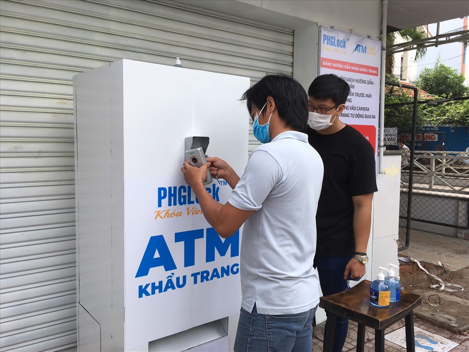 Đơn vị vận hành kiểm tra ATM lần cuối trước giờ hoạt động. Ảnh: Anh Tú