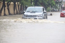 Mưa lớn khiến nhiều tuyến đường ở Điện Biên bị ngập sâu trong nước, sạt lở
