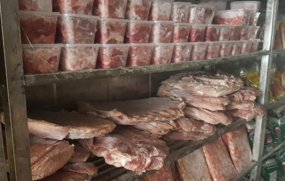 Só thịt hết hạn sử dụng buộc tiêu hủy.Ảnh: QLTT BD