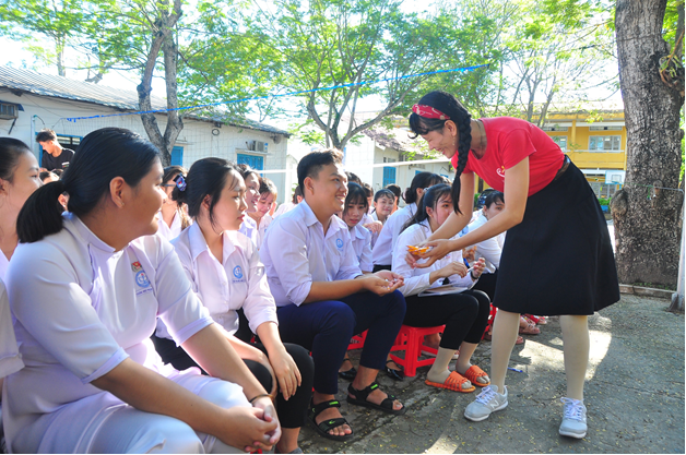 Cô gửi tặng những chiếc bút chì kèm theo lời chúc tốt lành đến các em học sinh. Ảnh: PK