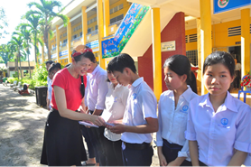 Cô giáo khuyết tật truyền cảm hứng cho học sinh đất sen hồng trước kỳ thi